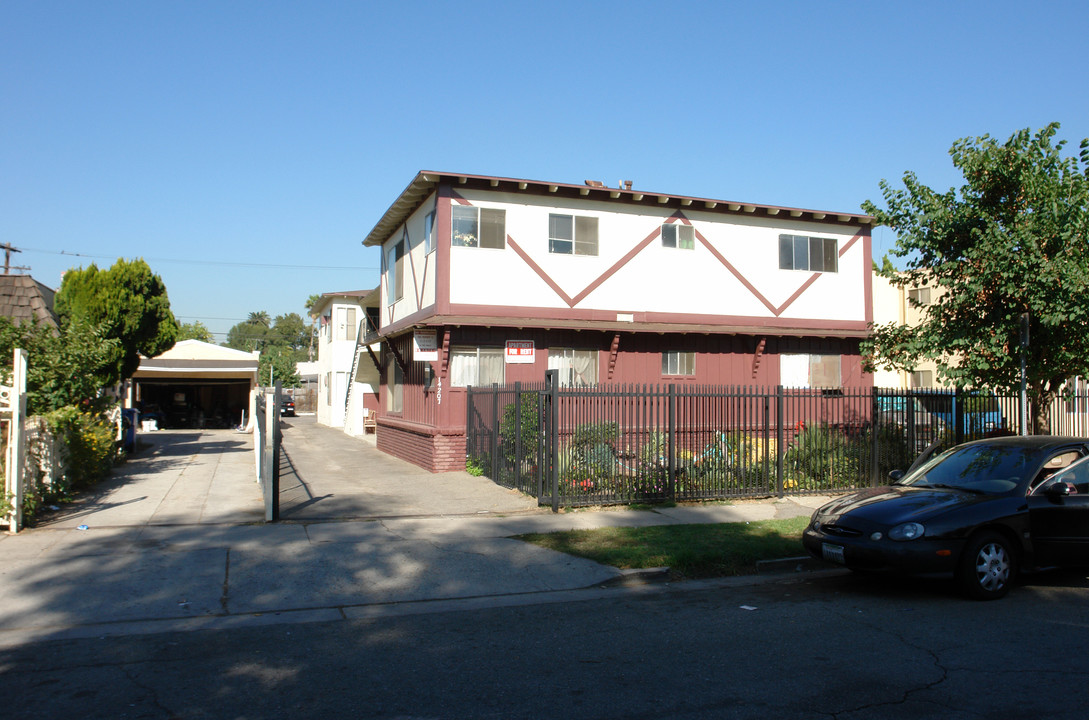 14207 Delano St in Van Nuys, CA - Foto de edificio