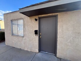 304 General Marshall St NE in Albuquerque, NM - Building Photo