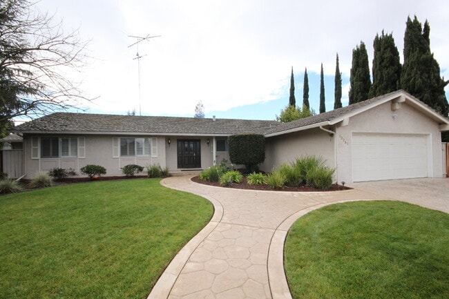12261 Viewoak Dr in Saratoga, CA - Building Photo - Building Photo
