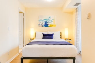 214 Adelaide St W in Toronto, ON - Building Photo - Building Photo