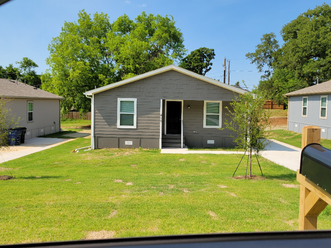 property at 415 E Day St