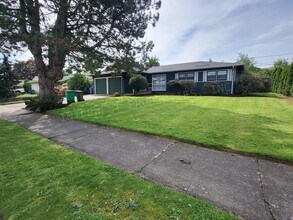 13946 NE Knott St in Portland, OR - Building Photo - Building Photo