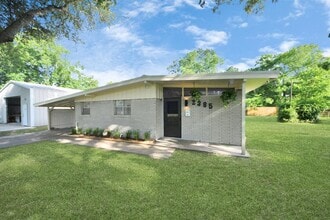 2385 W Coombs St in Alvin, TX - Building Photo - Building Photo