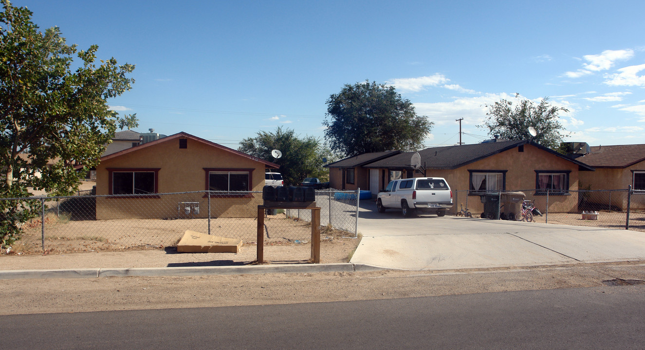 16552 Vine St in Hesperia, CA - Foto de edificio