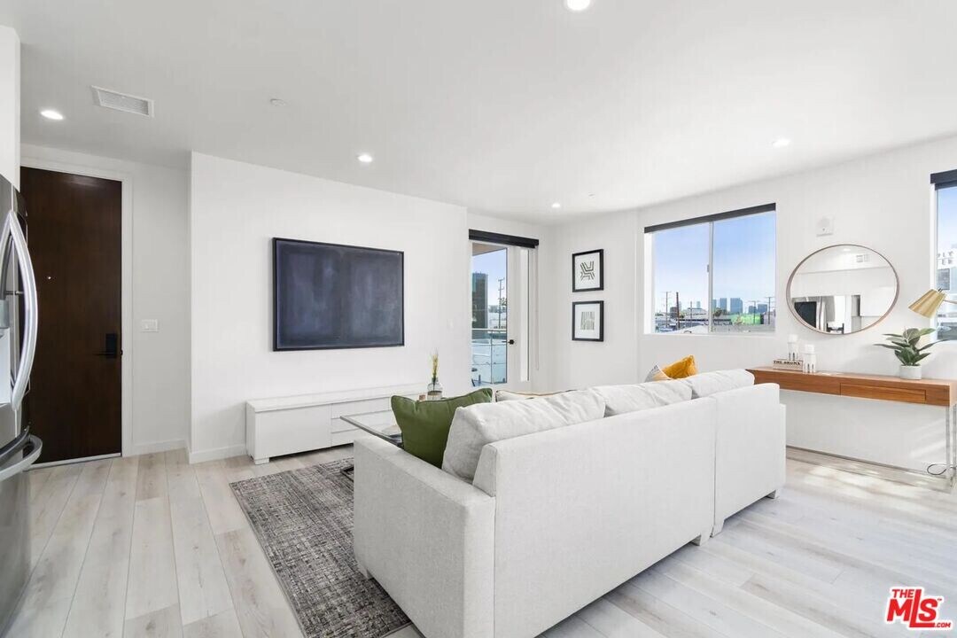 124 S Croft Ave-Unit -401 in Los Angeles, CA - Building Photo