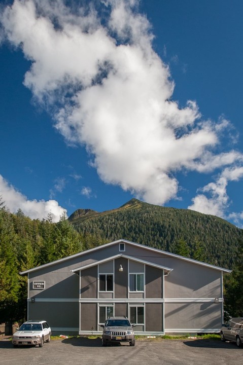 Woodside Village in Ketchikan, AK - Foto de edificio