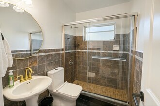 2395 NE 184th Terrace in North Miami Beach, FL - Foto de edificio - Building Photo