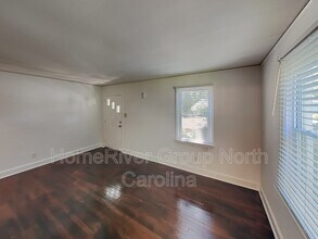 1812 Oak St in Greensboro, NC - Building Photo - Building Photo