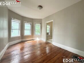 70 Antwerp St, Unit 1 in Boston, MA - Foto de edificio - Building Photo