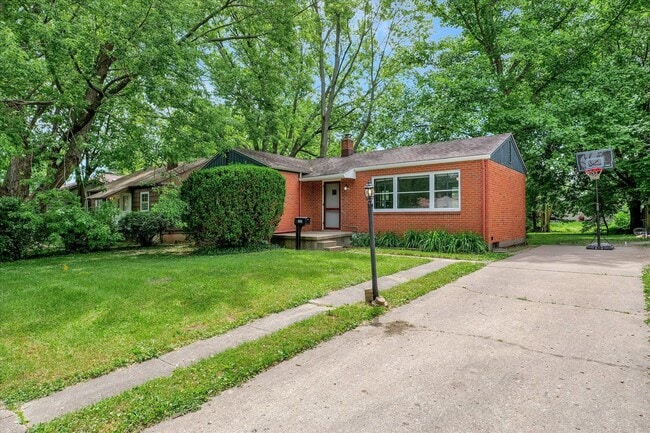 305 Hessel Blvd in Champaign, IL - Foto de edificio - Building Photo