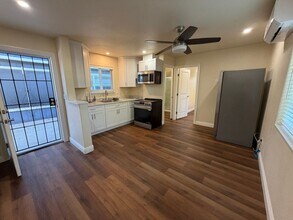 8231 Hardester Dr in Sacramento, CA - Foto de edificio - Building Photo