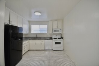 4565 Hazeltine Ave, Unit 206 in Los Angeles, CA - Building Photo - Building Photo
