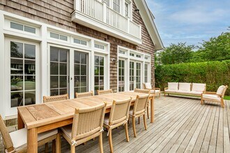 133-135 Toylsome Ln in Southampton, NY - Building Photo - Building Photo