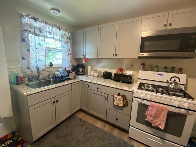 13 Berkley St, Unit 4 in Johnson City, NY - Foto de edificio - Building Photo