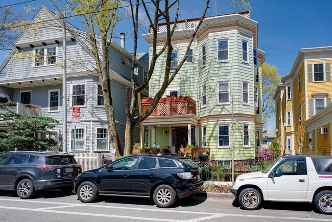 387 Huron Ave in Cambridge, MA - Foto de edificio - Building Photo