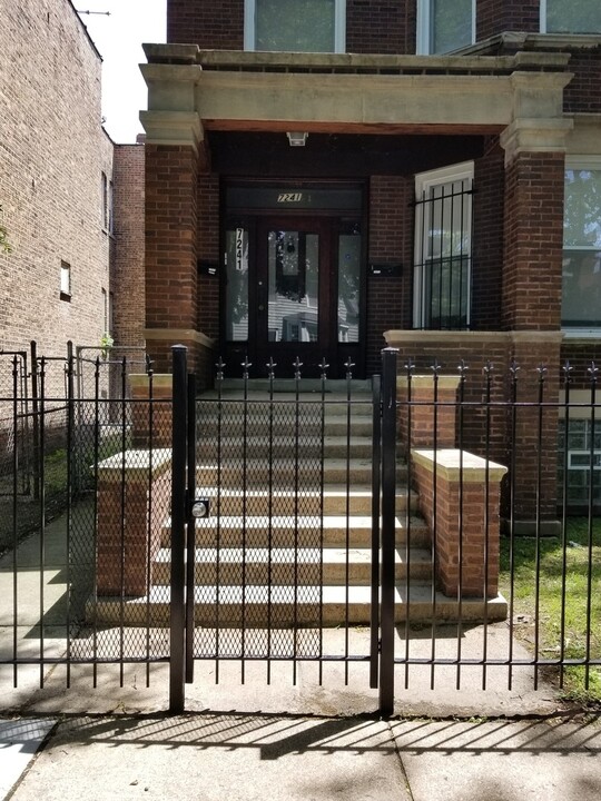 7241 S Champlain Ave-Unit -2 in Chicago, IL - Foto de edificio