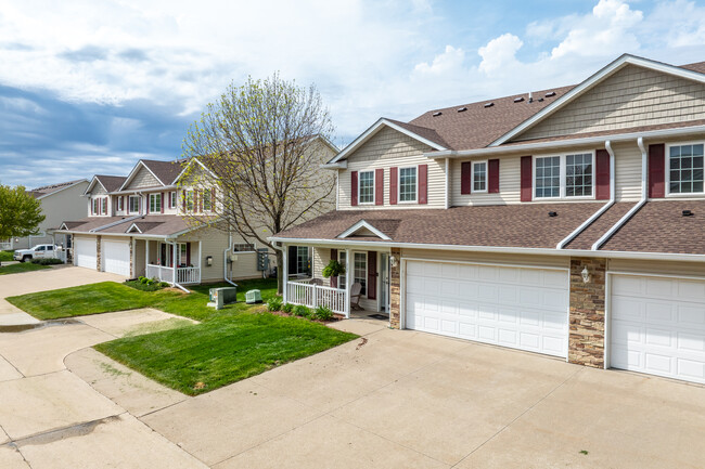 2900 SE Glenstone Dr in Grimes, IA - Foto de edificio - Building Photo