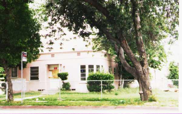 688-692 W 10th St in San Bernardino, CA - Foto de edificio - Building Photo