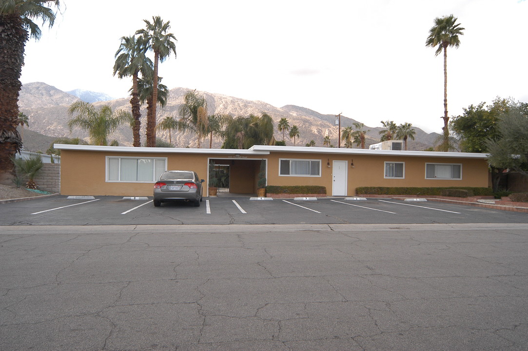 655 S Thornhill Rd in Palm Springs, CA - Building Photo