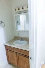 1350 W 27th Ave, Unit 5 in Anchorage, AK - Building Photo - Building Photo