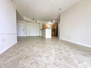 7920 N Nob Hill Rd in Tamarac, FL - Foto de edificio - Building Photo