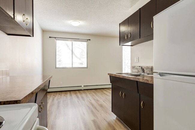 Valhalla Apartments in Camrose, AB - Building Photo - Building Photo