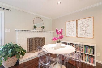 3585 Merrell Rd in Dallas, TX - Building Photo - Building Photo