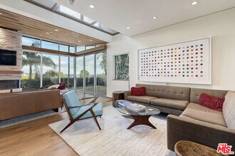 1625 N Crescent Heights Blvd in Los Angeles, CA - Building Photo - Building Photo