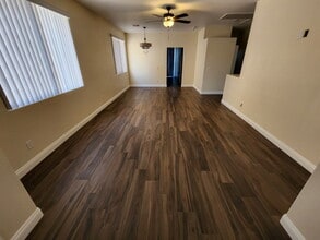 300 Vilberti Ct in Las Vegas, NV - Foto de edificio - Building Photo