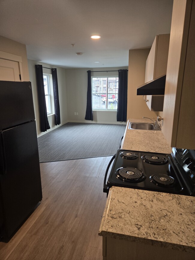 18 W 5th St, Unit 1 in Lowell, MA - Foto de edificio - Building Photo