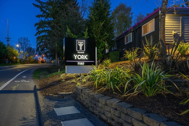 Tigard York in Tigard, OR - Foto de edificio - Building Photo