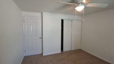 33305 Ryan Dr in Leesburg, FL - Foto de edificio - Building Photo