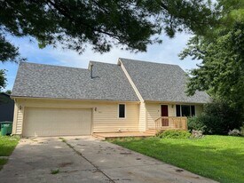 9613 Dennis Dr in Urbandale, IA - Building Photo