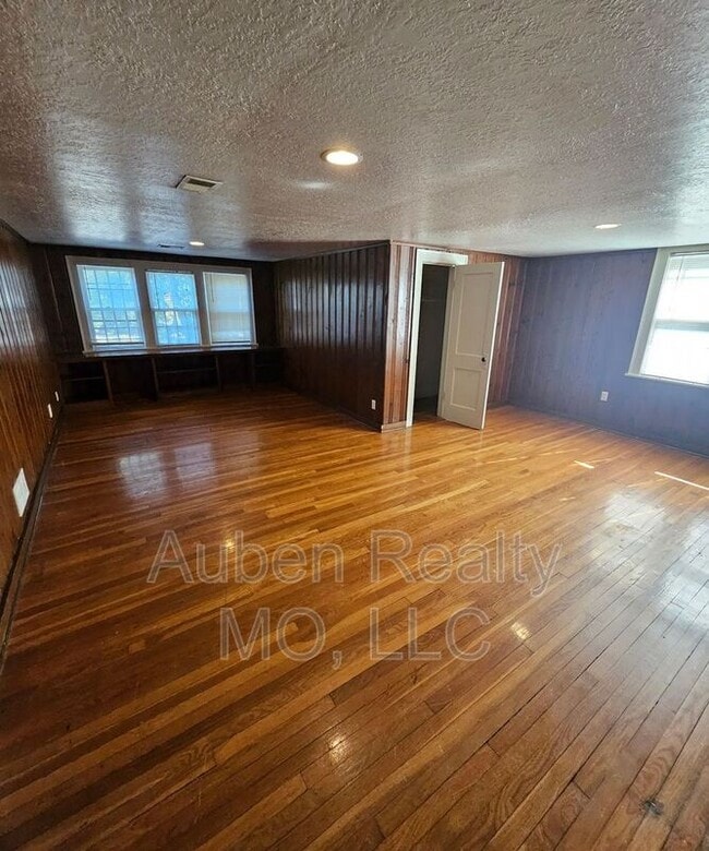 5420 Rockhill Rd in Kansas City, MO - Building Photo - Building Photo