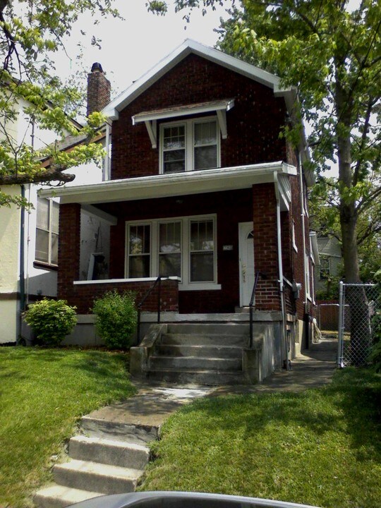 2360 Chickasaw St in Cincinnati, OH - Foto de edificio