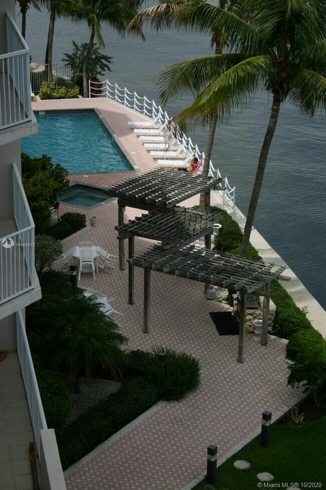 18260 N Bay Rd-Unit -614 in Sunny Isles Beach, FL - Building Photo - Building Photo