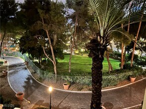 230 E Flamingo Rd in Las Vegas, NV - Foto de edificio - Building Photo