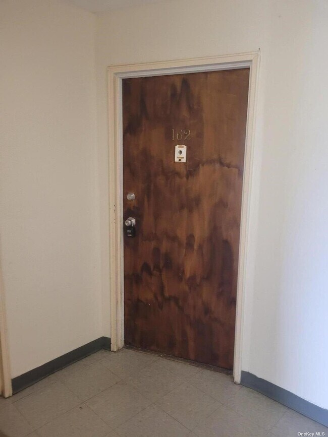 1 Hemlock Dr-Unit -162 in Bay Shore, NY - Building Photo - Building Photo