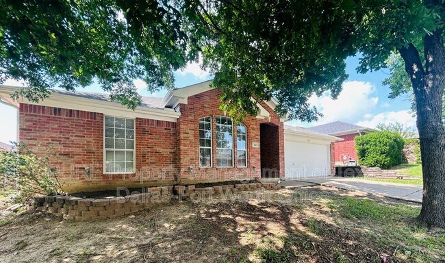 605 Douglas Dr in Mansfield, TX - Foto de edificio - Building Photo