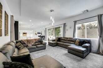 8117 Aster Meadow Way in Las Vegas, NV - Building Photo - Building Photo