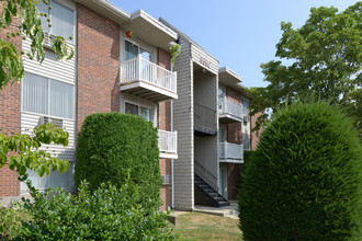 Pocasset Village in Cranston, RI - Foto de edificio - Building Photo