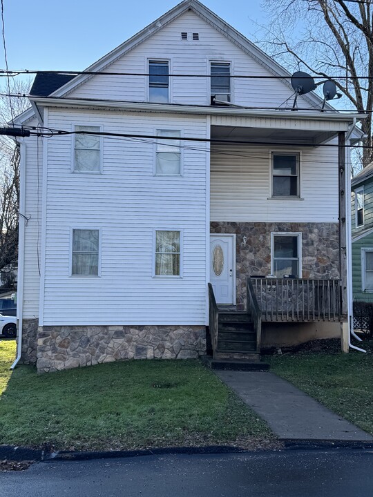 18 Franklin St, Unit Includes watersewergarbag in Carbondale, PA - Foto de edificio