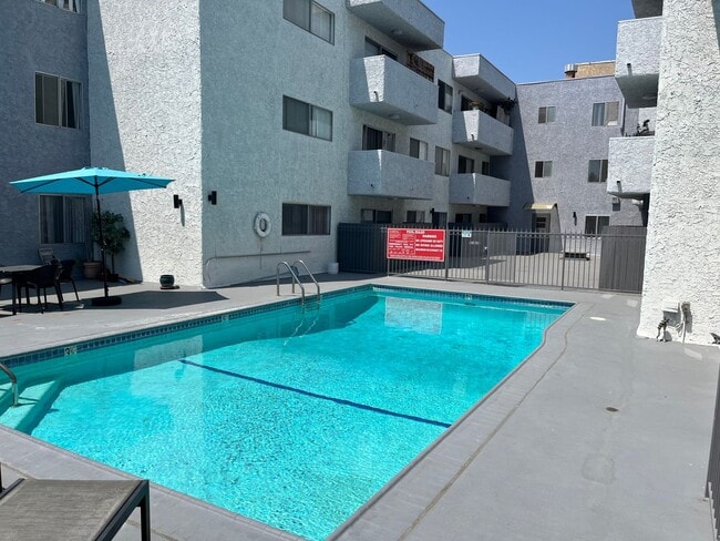 616 North Sweetzer Avenue in Los Angeles, CA - Foto de edificio - Building Photo