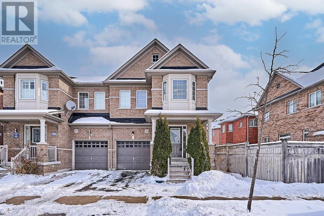 40 James McCullough Rd in Whitchurch-Stouffville, ON - Building Photo