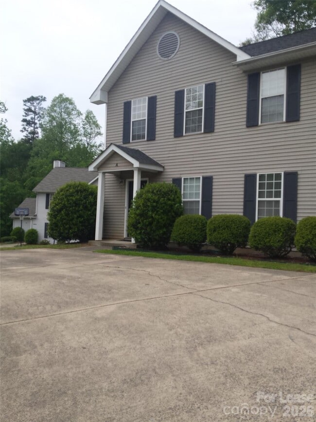 property at 802 Selwyn Oaks Ct
