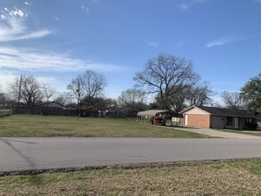 609 N 11th St in La Porte, TX - Foto de edificio - Building Photo