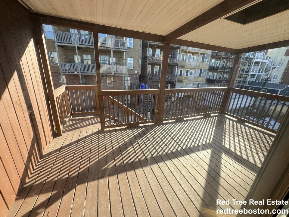 345 Border St in Boston, MA - Building Photo