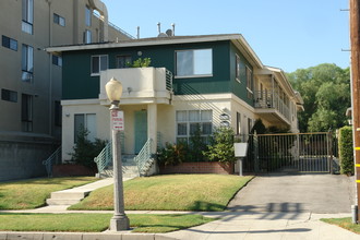 15110-15112 Dickens St in Sherman Oaks, CA - Building Photo - Building Photo