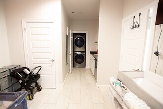 2779 Clinton Dr in Houston, TX - Foto de edificio - Building Photo