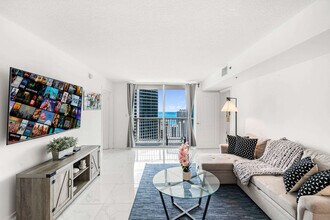 1 SE 12th St in Miami, FL - Building Photo - Building Photo